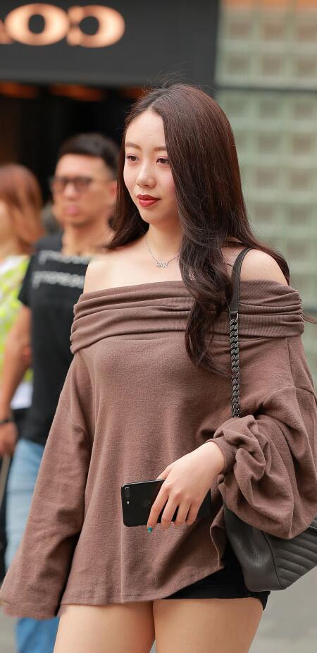 小姐姐棕色的一字肩上衣，更多的露出美腿，更好的拉长腿部线条