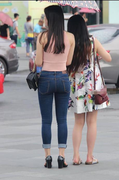街拍:图二两位穿紧身牛仔裤的美女,气质优雅,身材迷人!