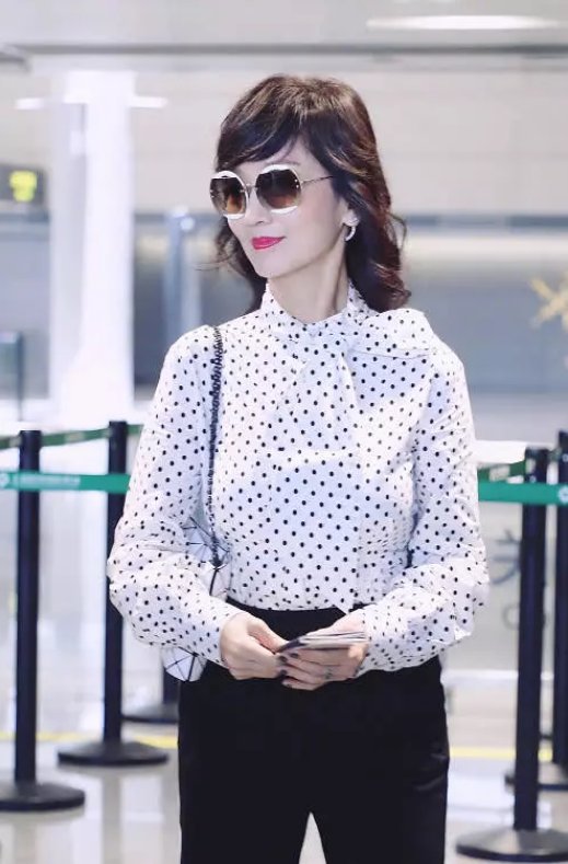 63岁赵雅芝太招摇，短到尽头的裤子也敢穿，网友:黄锦燊也放心吗