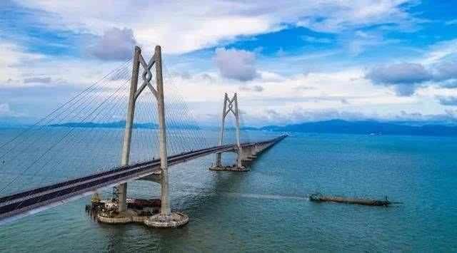 为啥港珠澳大桥有一段沉海底?这问题曾让迪拜吃亏，我国机智避免