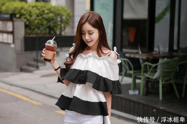 [ 四射]大长腿的小姐姐靓丽四射，街拍：黑色打底短裙搭配白色外搭