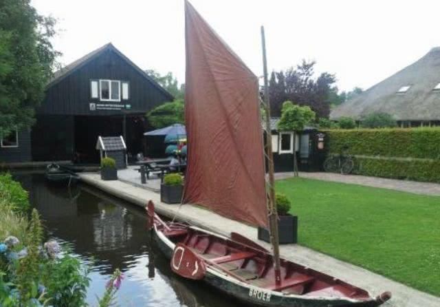 荷兰最“奇特”的村庄,700年来没修一条公路,出行方式让人羡慕