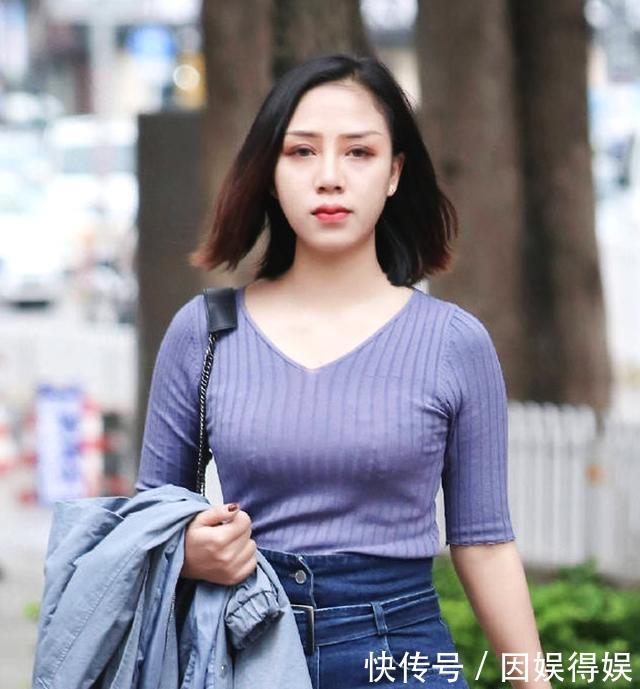 「 身穿」落落大方气质非凡,街拍:小姐姐身穿绑带连衣裙