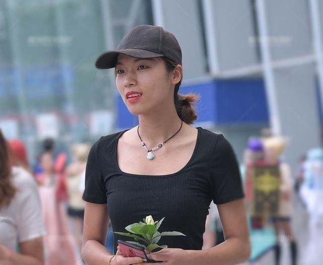 『 显得』健身的好处不言而喻,时尚街拍 - 运动裤的小姐姐显得很苗条