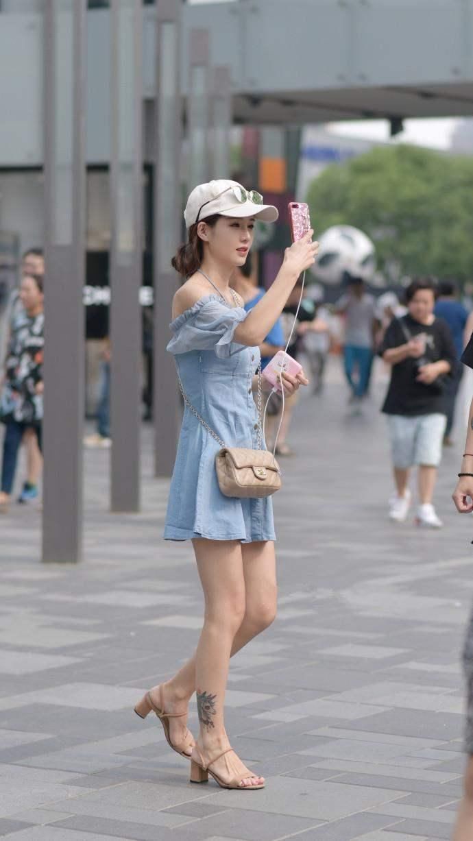 穿着牛仔抹胸连衣裙的小美女街头自拍，颜值非常高而且可爱!