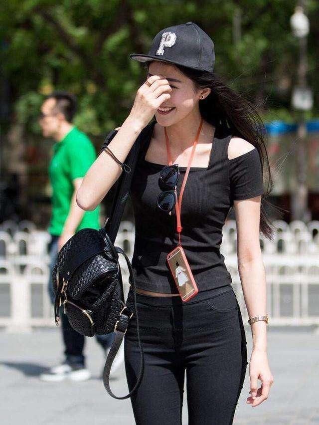  「腰肢」街拍：小姐姐穿露脐吊带，白皙腰肢很迷人，牛仔短裤增添青春气息