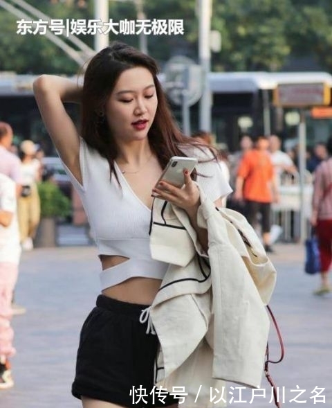  『长袖』街拍：身材苗条的小姐姐，一件黑色的长袖连衣裙，气质女神魅力范