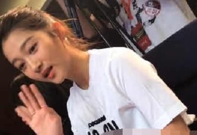 『抓拍』关晓彤被抓拍,关掉美颜滤镜露出真实颜值,网友:我没看错吧?