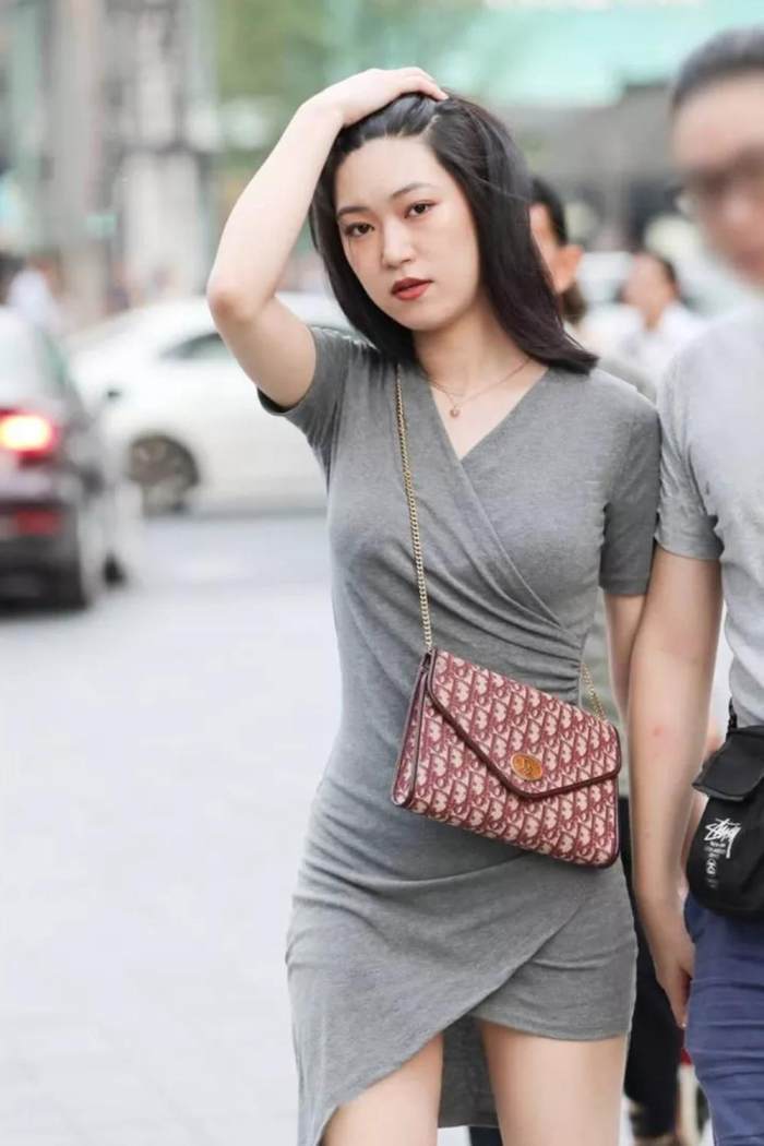 街拍: 紧身包臀裙美女, 身姿丰润有余, 短裙下的完美灵动!