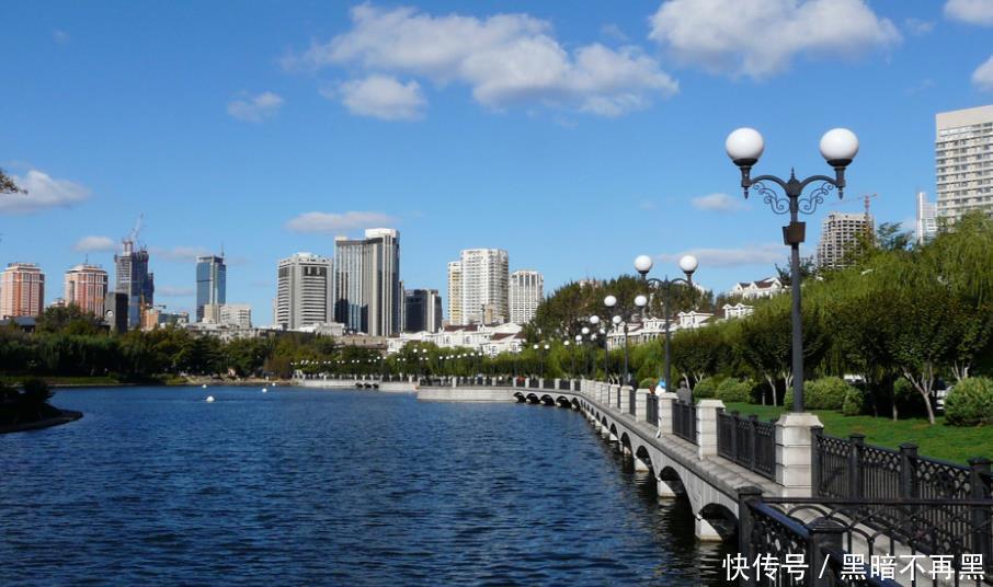 我国正在修建一条沿江高铁，串联22个城市，计划2023年通车