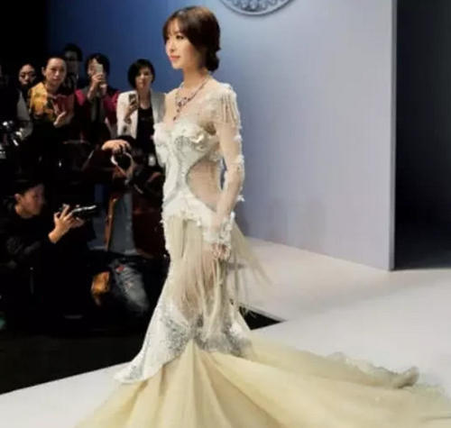 李菲儿一身透视装艳压全场，大胆的装扮令人咋舌，网友：豁出去了