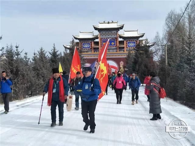 千名游客马蹄寺景区“踏雪游”