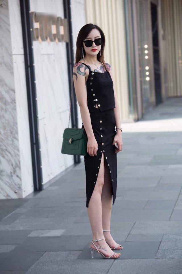  纹身|街拍：美女为了秀纹身，穿着吊带裙就逛街？