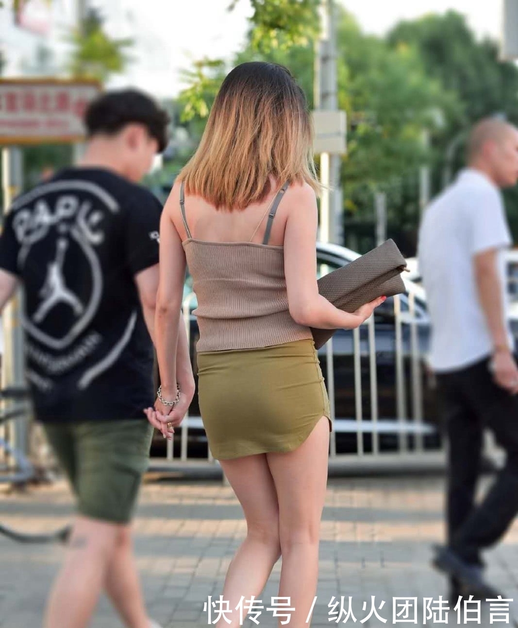个性|路人街拍:气质独特的基础款穿搭,吊带背心+短裙,凸显温柔甜美的个性魅力