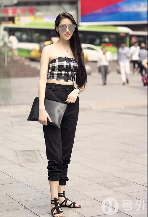 路人街拍，美女穿着大气，由内而外透露着迷人的气息！