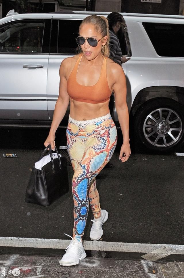 詹妮弗洛佩兹身穿蟒纹裤出街，时尚裤子密集恐惧人群却想扔掉