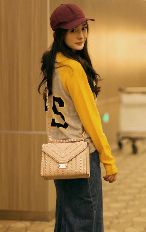 杨幂机场照挑战休闲风太成功，杨幂潇洒十足一转身裙子亮了