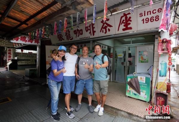香港撑警茶餐厅爆红 民众慕名前来支持