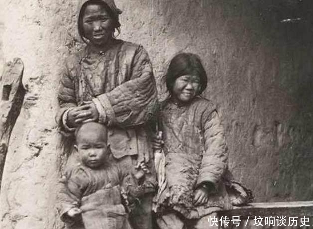 『老照片』历史老照片晚清不仅贵族女子相貌出众,就连宫女也是出类拔萃