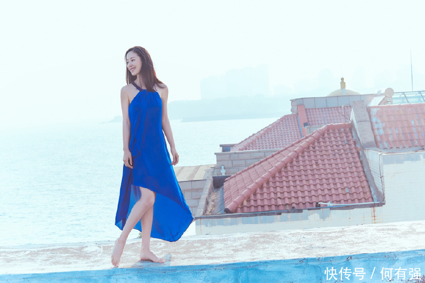 34岁江一燕厉害了！一袭蓝色连衣裙女神范十足，网友：比霍思燕美