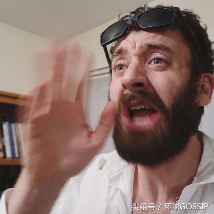 把裤子当鞋子穿，詹妮弗洛佩斯又赢了，国外小哥模仿出事儿了