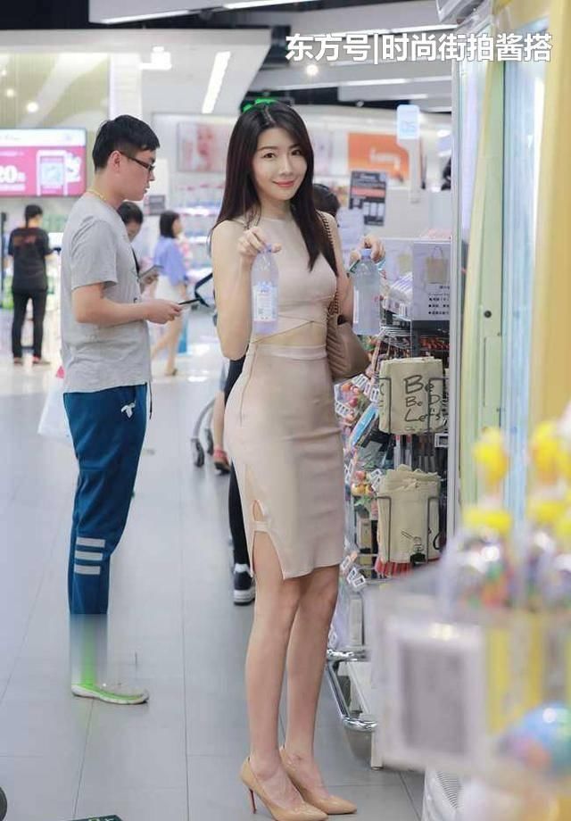  『开叉的设计』美女搭配卡其色的套装，穿出了初恋的味道，甜美