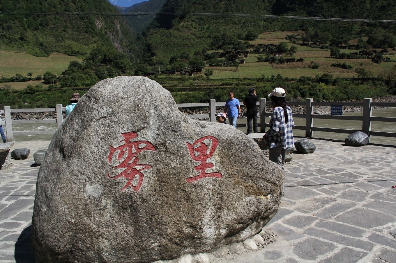 自驾普拉多，穿越丙察察，严重堵车，糟落石砸车顶，惊现不断！