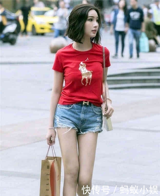 『雅致』美女街拍:小姐姐的清新装来袭,基础款简单雅致,美丽又显时尚感