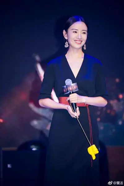 37岁董洁现身活动，薄纱裙穿出一片风尘，网友：清纯形象瞬间崩塌