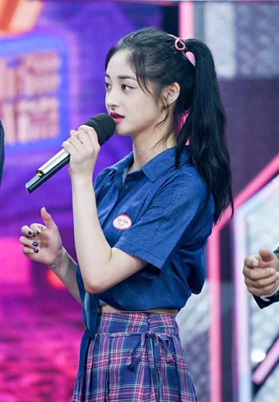 周洁琼的未修图曝光！裙子莫名其妙丢失了一块，没P的腿就这样？