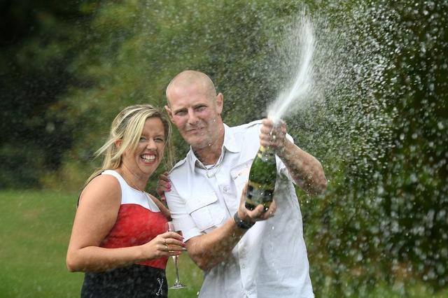 微博 Qzone 微信 调皮妻假装中头奖恶整，3天后谎言变预言，真的