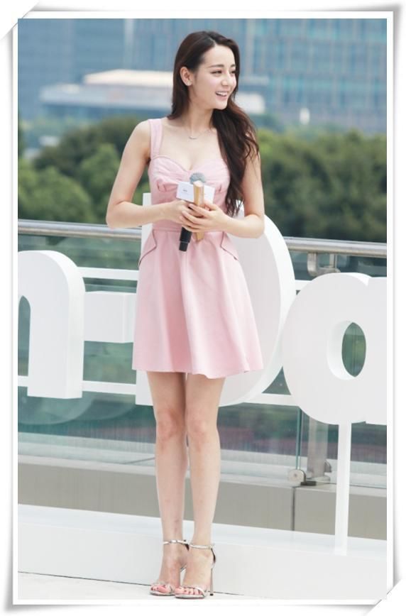 当80斤周冬雨和94斤热巴同穿吊带裙，再次证明微胖才是最美身材！