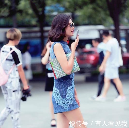 路人街拍模特身材的小姐姐，修长性感的美腿有一米八