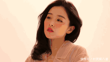 阚清子一袭黑色V领长裙撞衫马苏，相差7岁差距太大网友：没法比