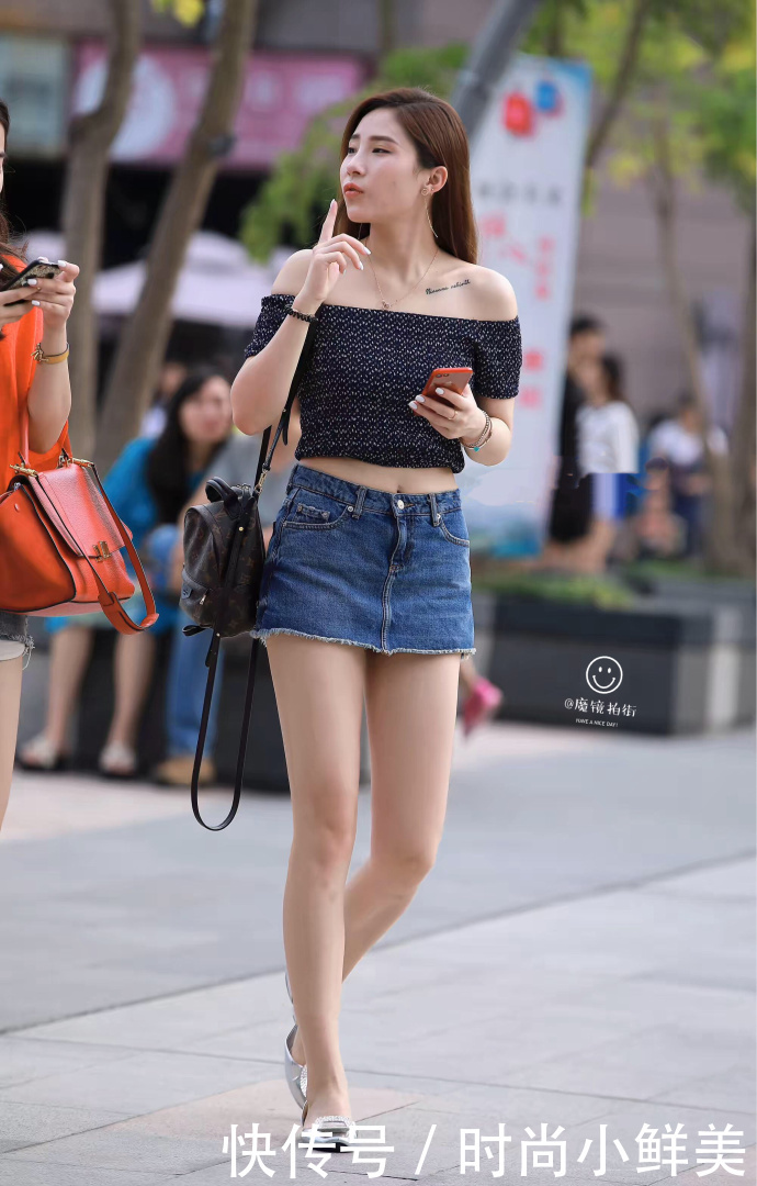 街拍：不张扬的紧身白上衣，小姐姐简繁得当，端庄典雅