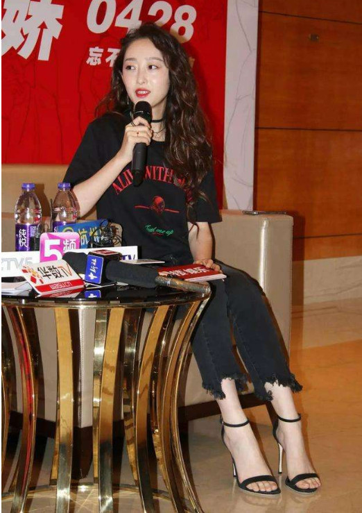 蒋梦婕的穿搭终于熟透了！一身性感连衣裙美出新高度，半露的最美