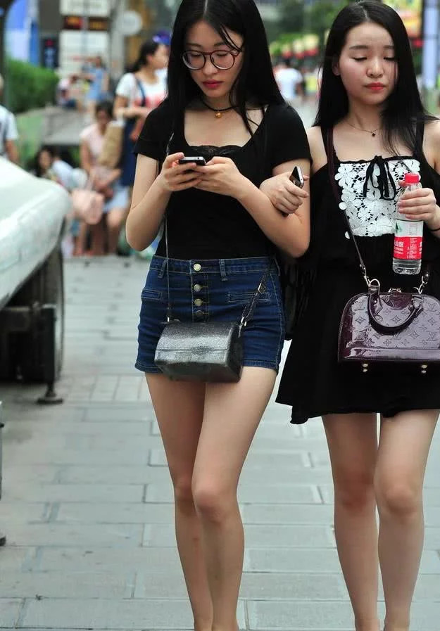 两小无猜小闺蜜,风格穿搭惹人醉,一个青春一个清纯