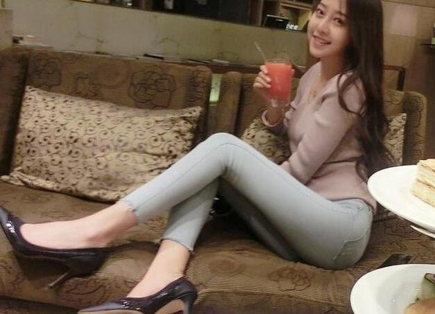 时尚街拍:甜美温婉的牛仔裤美女,彰显女人的生活姿态!