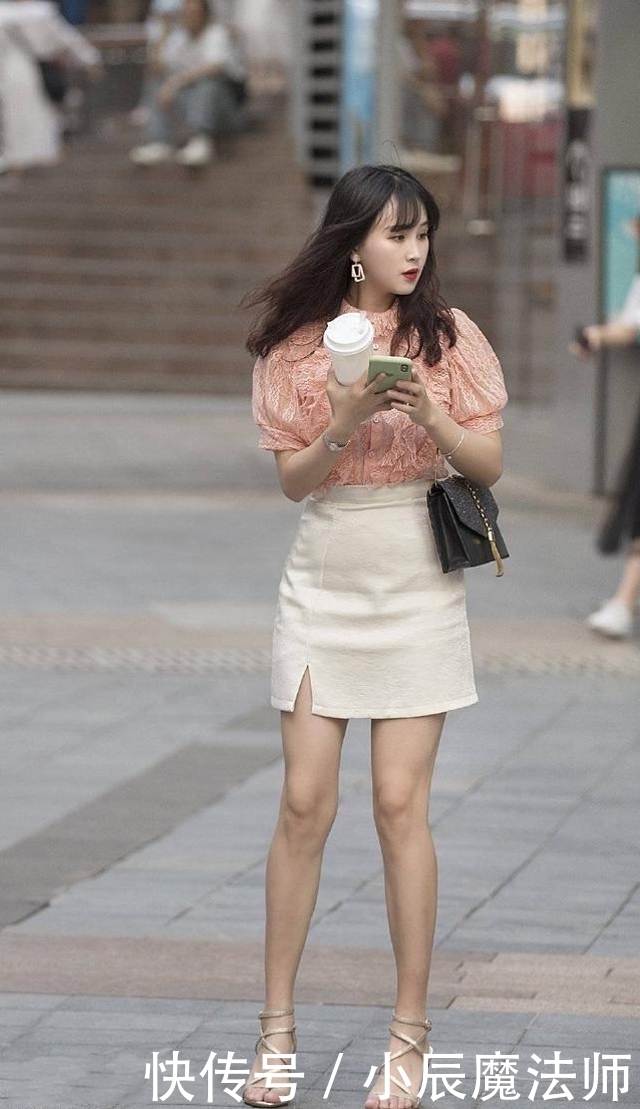 靓女|路人街拍,靓女白衬衫搭配休闲牛仔裤,衬托出街头的气质感