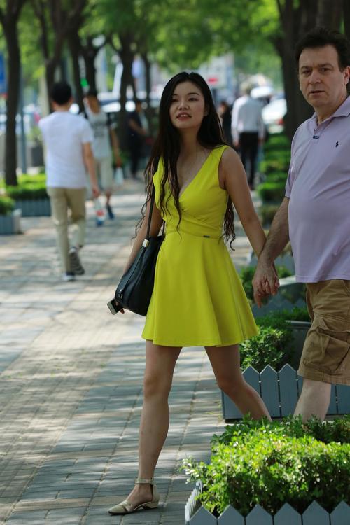 街拍：老外身边的中国姑娘，身材抢镜！