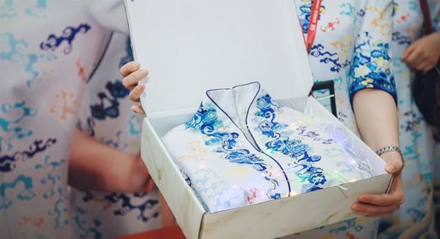 空姐们穿上青花瓷配色旗袍，海南航空首次采用旗袍作为工服