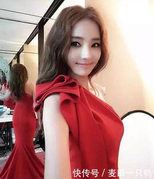 她曾是韩国第一美女，如今笑容僵硬让人认不出，穿搭时尚有范儿！