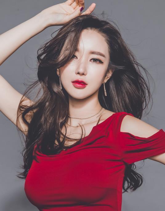 红色|李妍静,一件红色的修身连衣裙女神气质