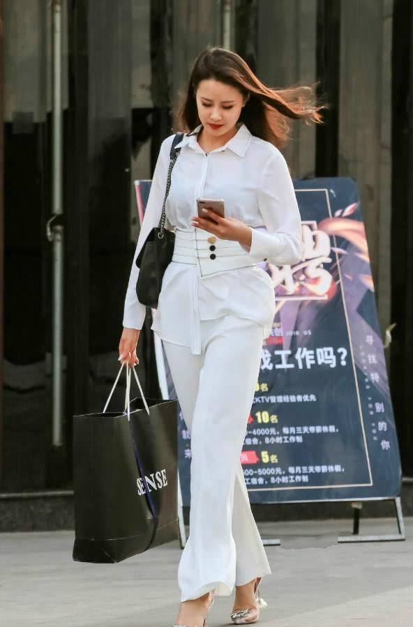『件白色』别老衣着休闲鞋了,街边忽然蹦出来“硅橡胶吸盘鞋”,时尚潮流还舒服脚!
