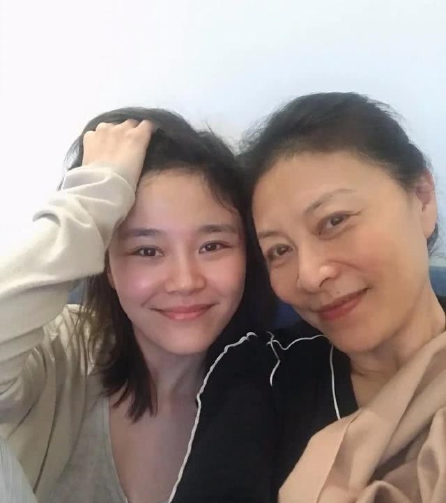  『力捧』被张嘉译力捧的“贾小朵”：母亲是著名演员，她的童年却缺少母爱