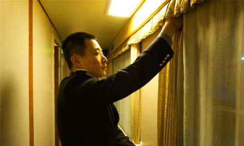 火车经过一些站时,为什么列车员会强制拉上窗帘?乘客说出了实情