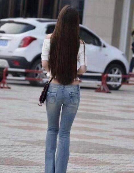 紧身牛仔裤绽放美女迷人曲线，秀出一双纤细的美腿