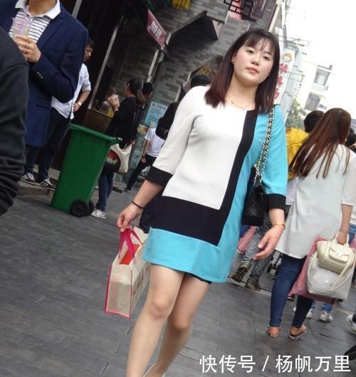 『美女』街拍美女白色连衣裙搭配披肩发,妥妥的校园风!