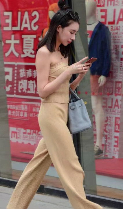 气质小姐姐时尚抹胸显凹凸曲线，走在街头成为焦点