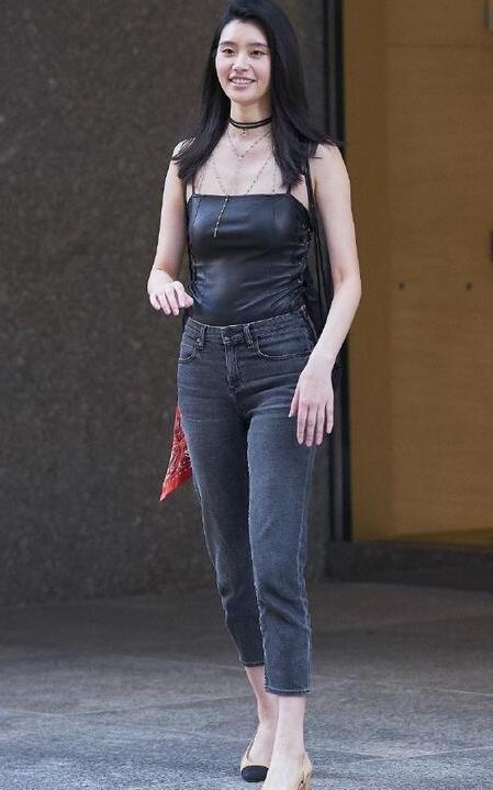 刘雯何穗奚梦瑶维密试装, 然而众人眼光全在奚梦瑶肚子上, 有了?